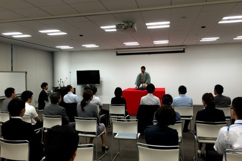 金原亭世之介の講演の様子｜中外製薬株式会社