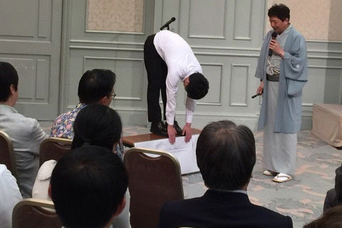 金原亭世之介の講演の様子｜北日本銀行