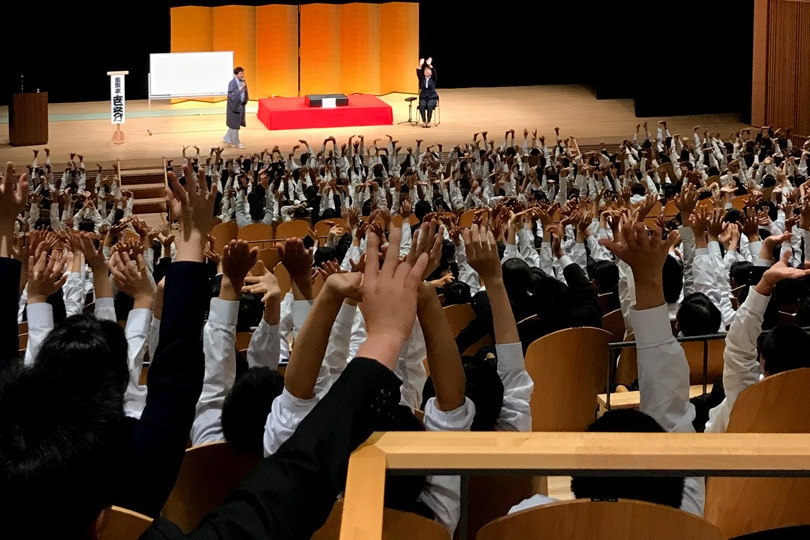 金原亭世之介の講演の様子｜太田市東中学校&旭中学校