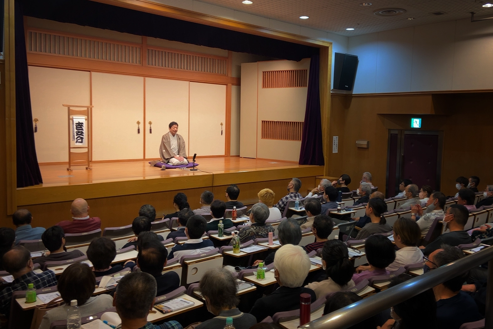 落語を演じる世之介師匠